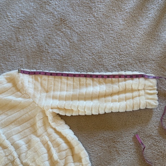 NWOT White Faux Fur Jacket, Large - Picture 9 of 10